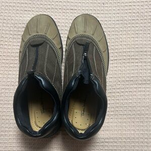 NWOT Thom McAn Brown and Black Ankle Boots Sleek Design